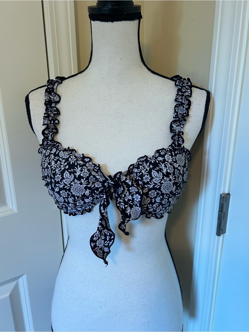Xhilaration Black & White Floral Tie-Front Bikini Top